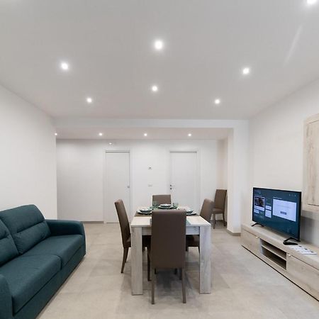 Plume Apartment By Wonderful Italy Bari Bagian luar foto